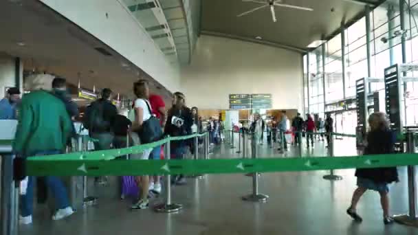 Timelapse av flygpassagerare checkar in på säkerheten linje på en flygplats. — Stockvideo