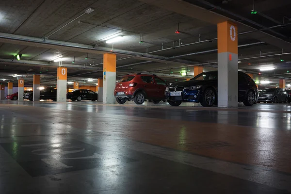 Binnen een parkeergarage — Stockfoto