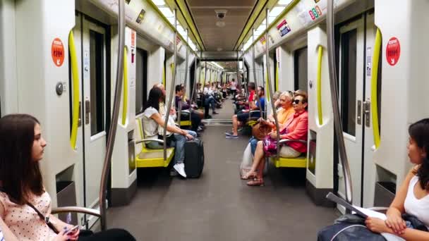 Pasażerów, jazdy na pociągu metra metra — Wideo stockowe