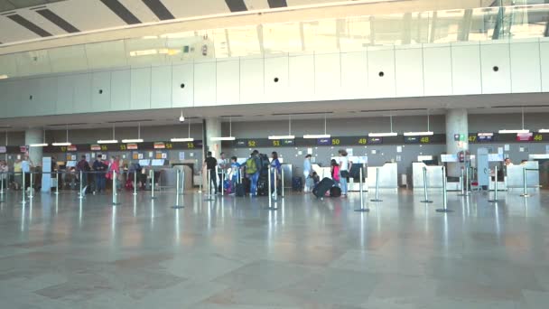 Passagers d'une compagnie aérienne dans un aéroport — Video