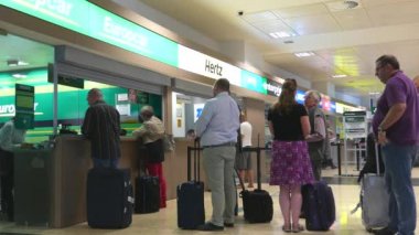 Havayolu Yolcu havaalanında araba kiralama kontuarında.