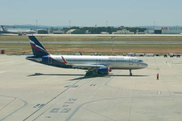 Aeroflot letadlo pojíždění na přistávací dráhu na letišti. — Stock fotografie