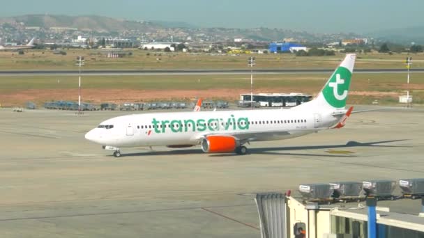 Letadla společnosti Transavia pojíždění k bráně Letiště Valencia. — Stock video