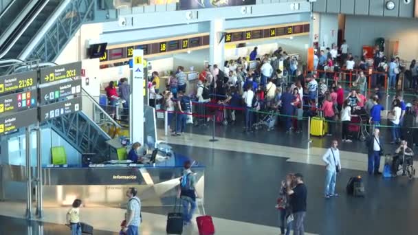 Airline passengers in an Airport. — Stock Video