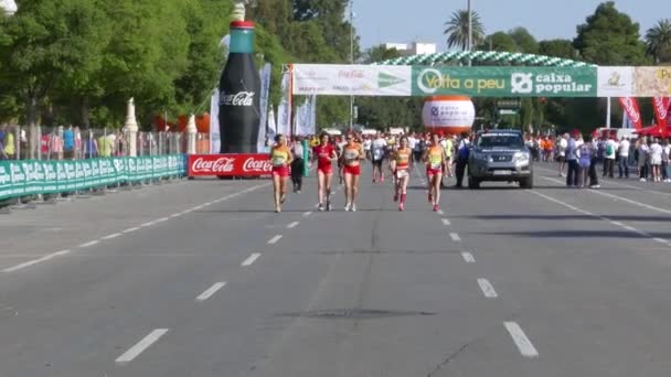 Las mujeres subcampeonas se calientan antes de un Running Event — Vídeo de stock