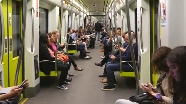 Pasajeros que viajan en un tren Metro . — Vídeos de Stock