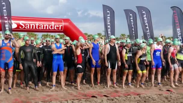 Triatlonisté připravit pro plavání část triatlon. — Stock video