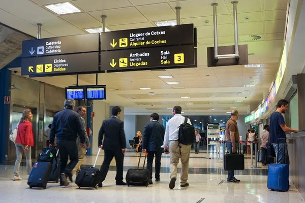 Pasajeros de aerolíneas en el aeropuerto — Foto de Stock