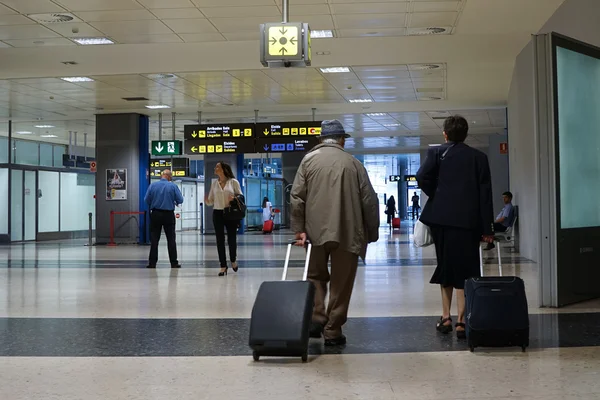 Fluggäste am Flughafen — Stockfoto