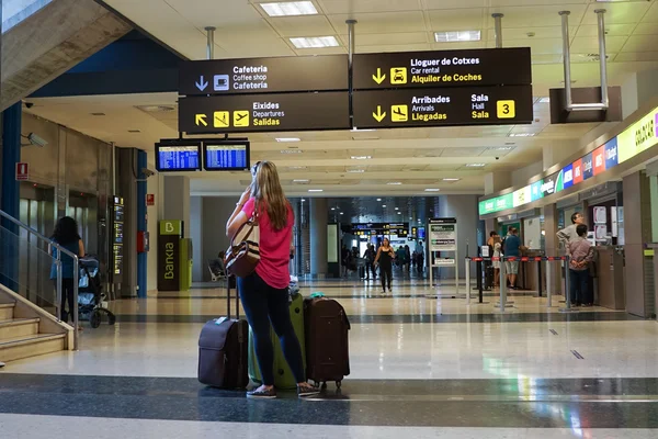 Luchtvaartmaatschappij passagiers op de luchthaven — Stockfoto