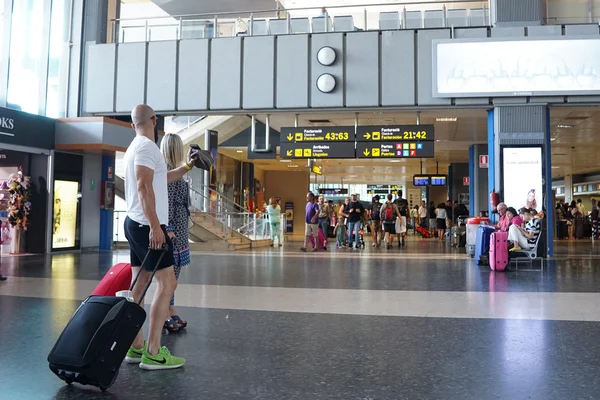 Airline Passengers in the Airport — Stock Photo, Image