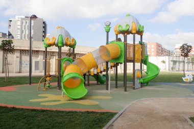 Parktaki renkli oyun parkı