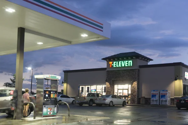 Negozio 7-Eleven e distributore di benzina — Foto Stock