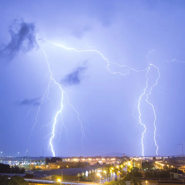 Belysningsbolt i byen – stockfoto