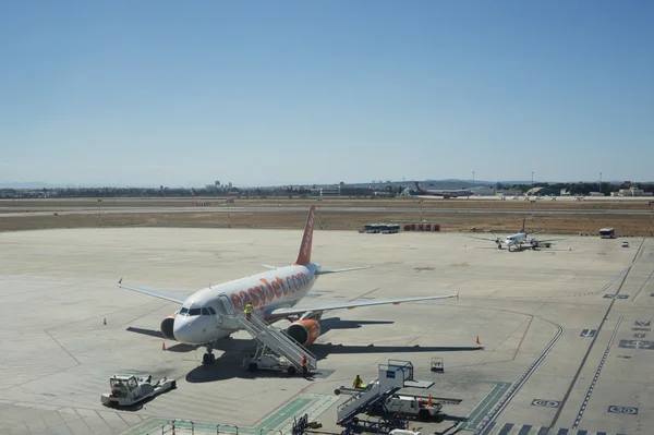 En easyjet trafikflygplan på flygplatsen i valencia, Spanien. — Stockfoto