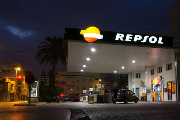 Repsol čerpací stanice v časných ranních hodinách. — Stock fotografie