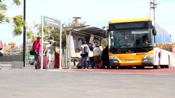 City Bus picking up passengers — Stock Video