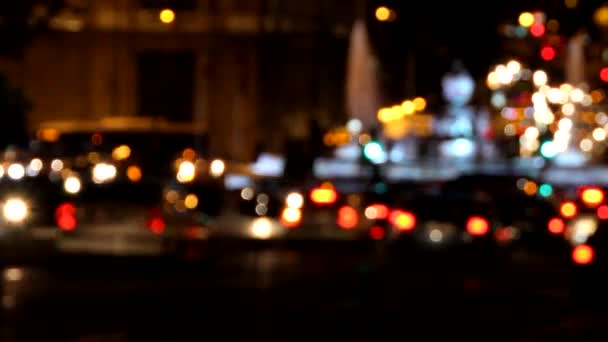 Lumières hors foyer de la circulation dans les rues la nuit 