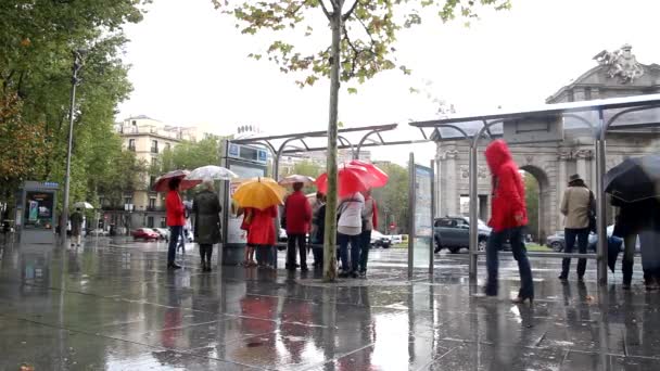 Pessoas esperando na chuva por um ônibus da cidade de Madri — Vídeo de Stock