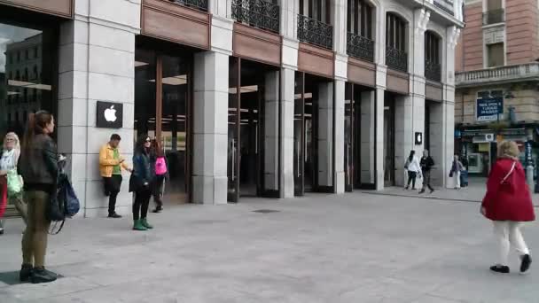 Idő telik el az emberek belépő vagy kilépő az új Apple Store-Madrid, Spanyolország — Stock videók