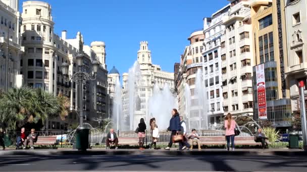 Fontána v Plaza del Ayuntamiento v centru Valencia, Španělsko.