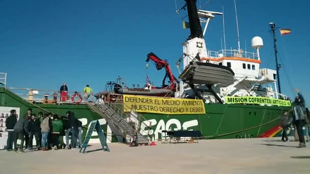 时间流逝的绿色和平组织的船只"北极日出"在 Valencia 端口. — 图库视频影像