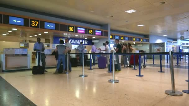 Время ожидания при регистрации в аэропорту — стоковое видео