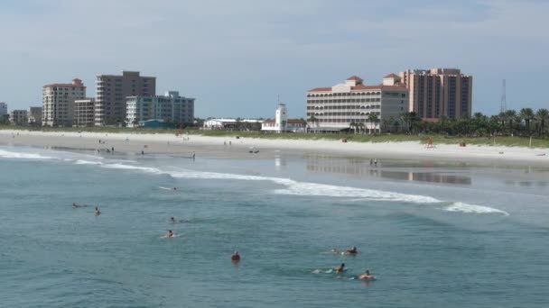 Surfers at Jacksonville Beach, Florida. — Stock Video