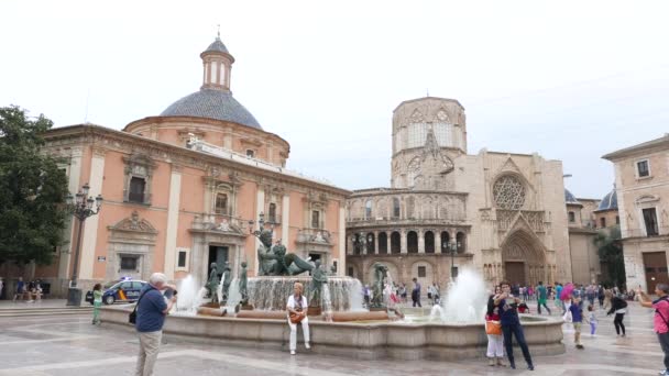 Plaza de la Virgen en Valencia, España . — Vídeo de stock