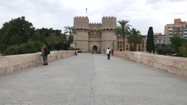 Timelapse de turista frente a las Torres Serranos en Valencia, España . — Vídeo de stock