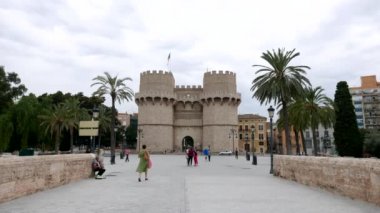 Zaman atlamalı turist önünde Serranos Towers de Valencia, İspanya.