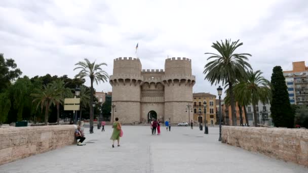 Πάροδο του χρόνου, των τουριστικών μπροστά από τους Serranos πύργους στην Valencia, Ισπανία. — Αρχείο Βίντεο