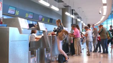 Havayolu Yolcu bir havayolu kontuarında Check-in