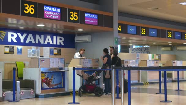 Penumpang di sebuah Ryanair check-in counter di bandara Valencia . — Stok Video