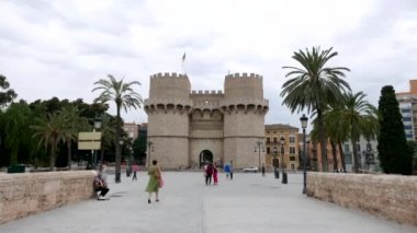 Timelapse turist önünde Serranos Towers de Valencia, İspanya.