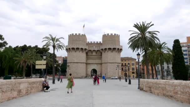 Timelapse τουρίστα μπροστά από τους Serranos πύργους στην Valencia, Ισπανία. — Αρχείο Βίντεο