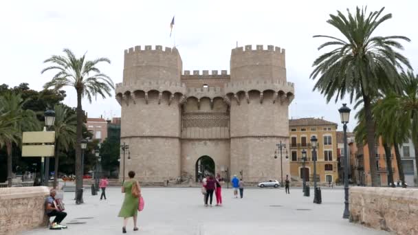 Timelapse turystów przed wieże Serranos w Valencia, Hiszpania. — Wideo stockowe