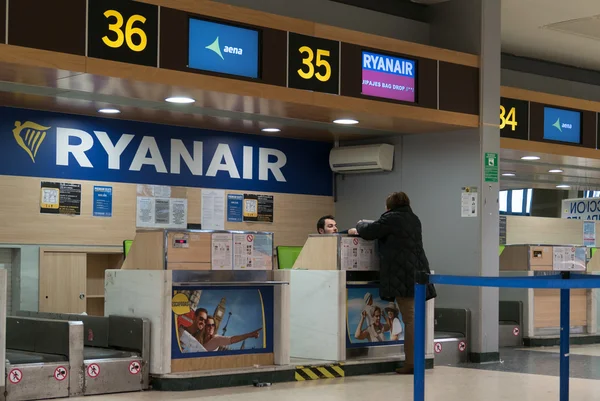 공항에 Ryanair 카운터 — 스톡 사진