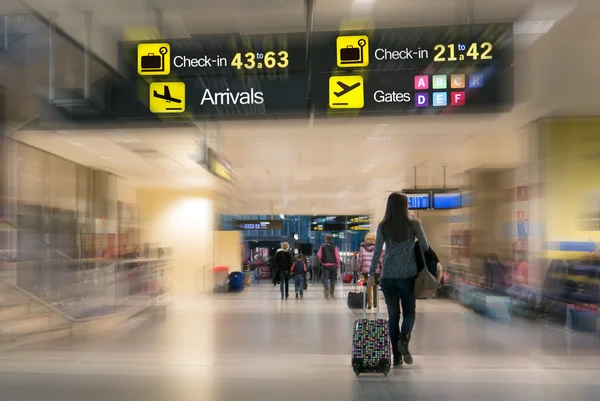 Luchtvaartmaatschappij passagiers binnen een luchthaven. — Stockfoto