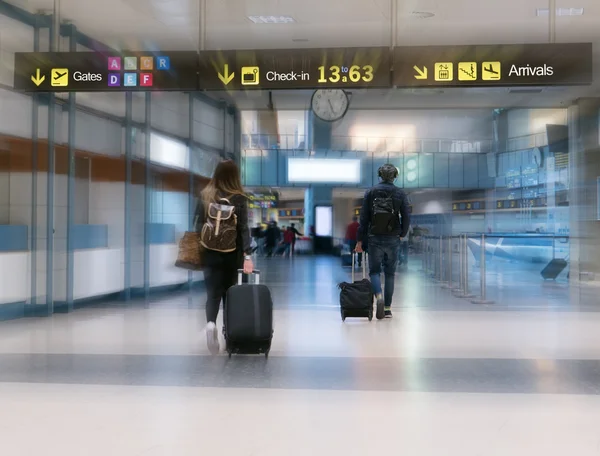 Luchtvaartmaatschappij passagiers op een luchthaven — Stockfoto