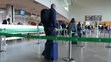 Havayolu Yolcu havaalanında güvenlik hattı geçmekte.