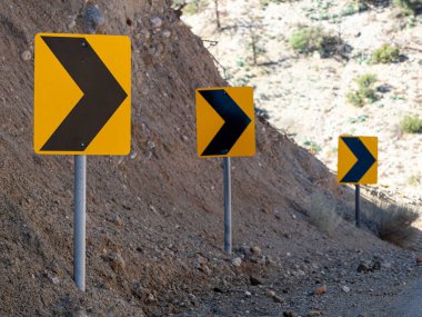Yol kenarındaki sarı ve siyah ok işaretleri sürücülerin sağa dönmesini sağlıyor..