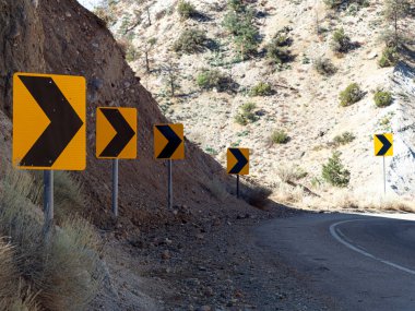 Yol kenarındaki sarı ve siyah ok işaretleri sürücülerin sağa dönmesini sağlıyor..
