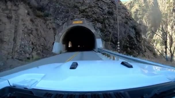 Kör Genom Tunneln Slingrande Mountain Road — Stockvideo