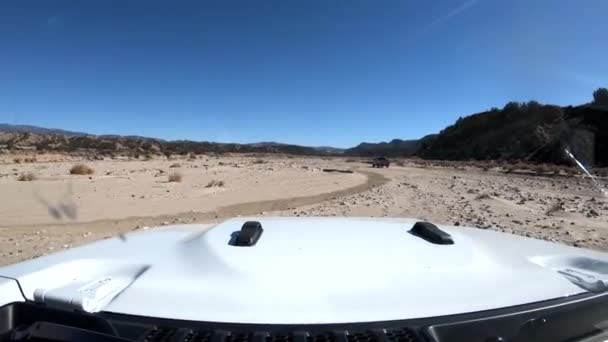 用吉普车Dashcam Pov在干河床着陆 — 图库视频影像