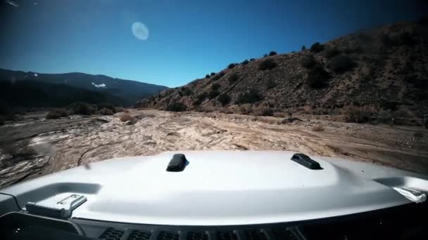 吉普车Dashcam Pov在干河床中的越野行为 — 图库视频影像