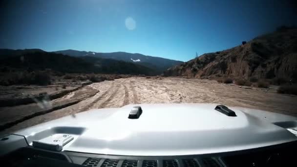 Alta Velocidade Fora Estrada Leito Rio Seco Jeep Dashcam Pov — Vídeo de Stock