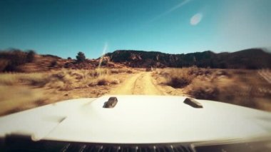 Slow Motion Dreamlike Dashcam Kaliforniya 'nın vahşi doğasında Toprak Yolda