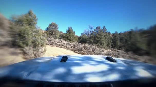 加利福尼亚山区越野车缓行爬上泥石路 — 图库视频影像
