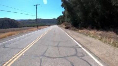 POV California 'da Boş 2 şeritli bir yolda ilerliyor.